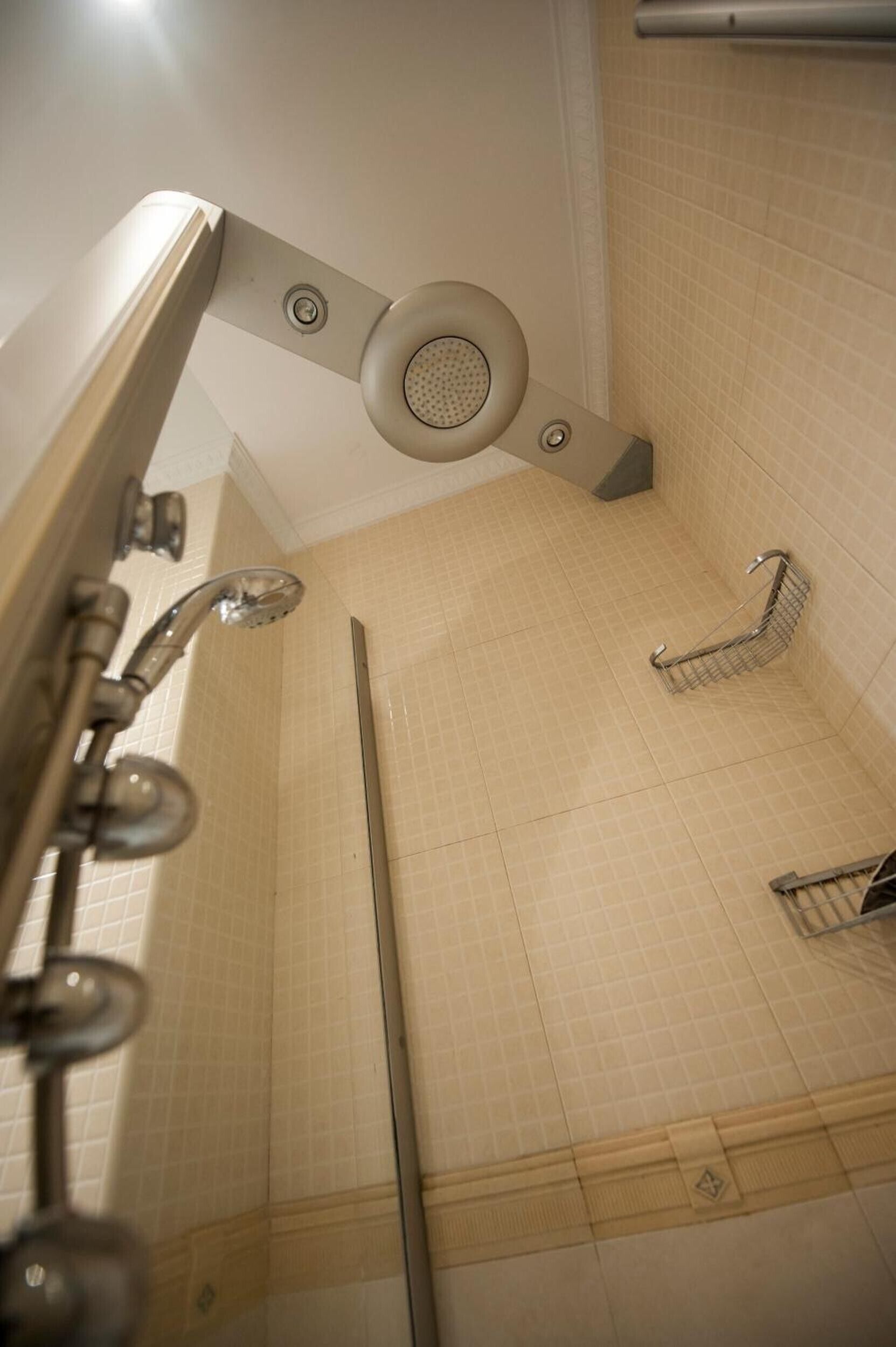 シャワー、ヘアドライヤー、タオル