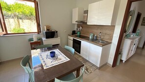 Fridge, microwave, oven, stovetop - Villa 'Ingrosso' with Sea View, Wi-Fi and Air Conditioning (Leporano Marina)