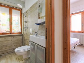 Ein Badezimmer mit Dusche, Toilette und Waschbecken.