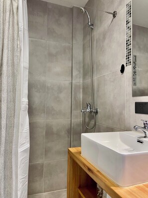 Shower, hair dryer, bidet, towels - Apartment with private garden (San Carlos de Bariloche)