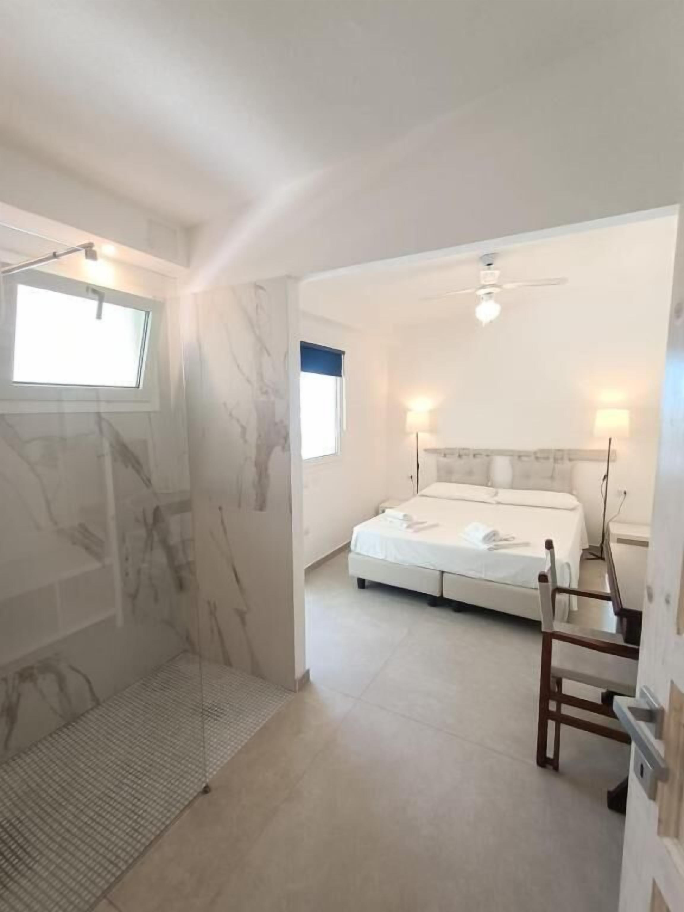 Colchones con pillow-top, minibar y caja de seguridad en la habitación 