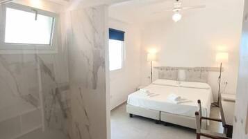 Chambre Double Deluxe, vue mer | Surmatelas, minibar, coffres-forts dans les chambres, bureau
