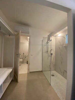 Dusche, kostenlose Toilettenartikel, Haartrockner, Handtücher