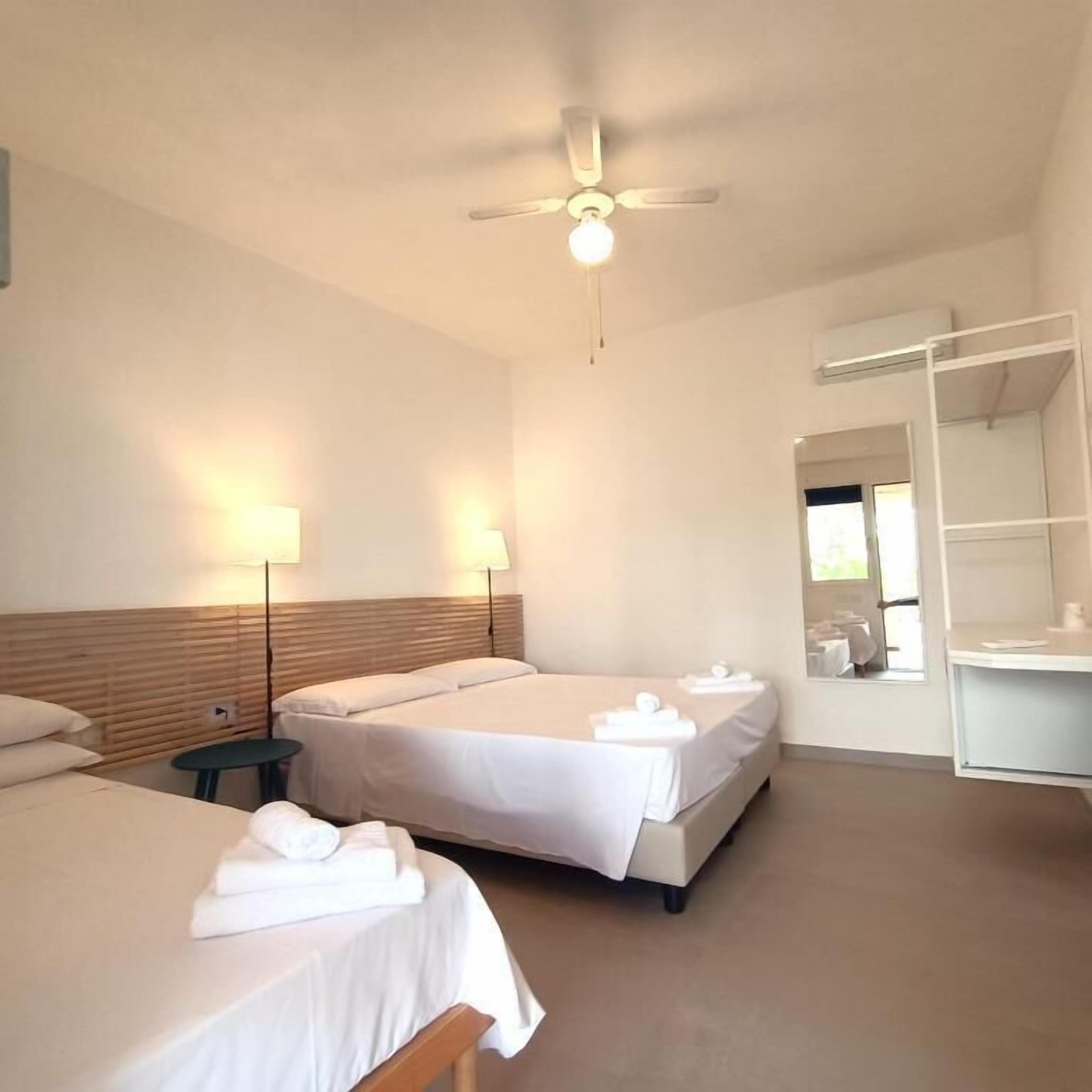 Tilam berlapik, bar mini, peti besi dalam bilik, meja 