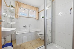 Shower, hair dryer, towels - Vacation apartment Horizont 3 in Heringsdorf with terrace, WLAN and parking space (Heringsdorf)