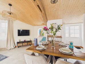 Dining - House for 6 with garden, near salt marshes (L'Epine)