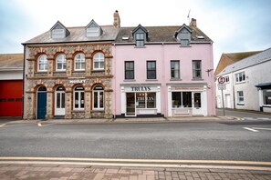 House - The Deck West Wall - 2 Bedroom Apartment - Tenby (Tenby)