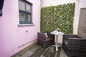 House - The Deck West Wall - 2 Bedroom Apartment - Tenby (Tenby)