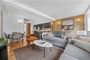 House - Serene 1-bed in Soho Steps From Oxford Street (London)
