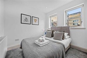 House - Serene 1-bed in Soho Steps From Oxford Street (London)