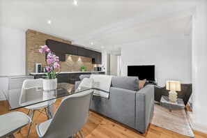 House - Comfy 1-bed in Soho Steps From Carnaby Street (London)