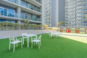 House - Stayshort - Cozy Modern 1BR Sleeps 4 With Burj Views (Dubai)