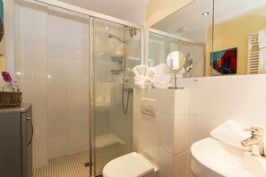 Shower, towels - Comfortable vacation apartment Strandperle 1st floor/DG with balcony in Wenningstedt (Wenningstedt)