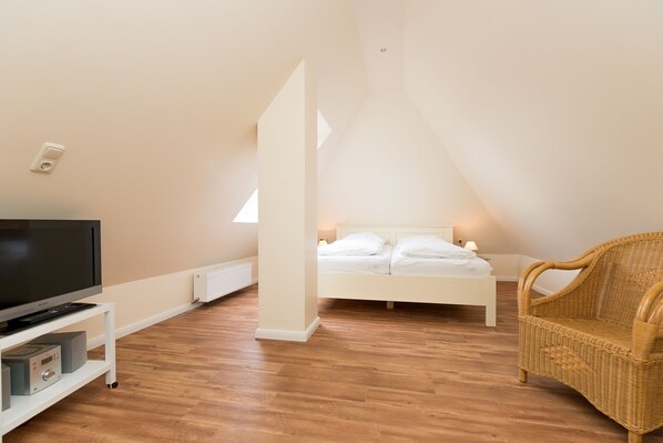 2 bedrooms, free WiFi, bed sheets - 3-room apartment on the upper floor in a quiet location in Alt-Westerland (Westerland)