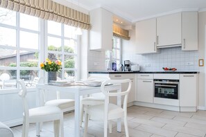 Fridge, microwave, oven, stovetop - Modern vacation apartment with garden, 2 terraces and whirlpool bath (Wenningstedt)