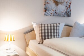 2 bedrooms, desk, free WiFi, bed sheets - Modern vacation apartment with garden, 2 terraces and whirlpool bath (Wenningstedt)
