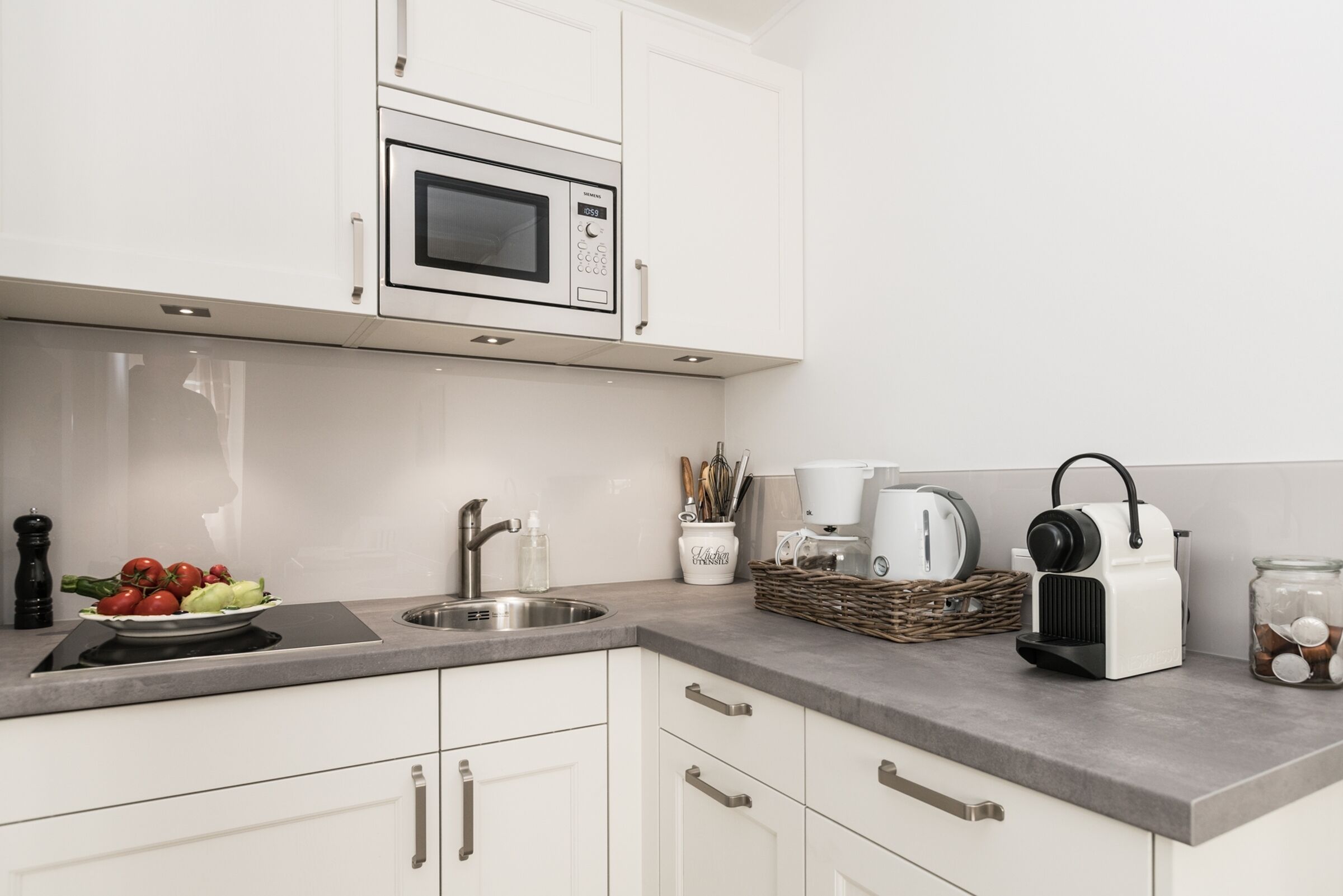 Kühlschrank, Mikrowelle, Herdplatte, Wasserkocher mit Kaffee-/Teezubehör