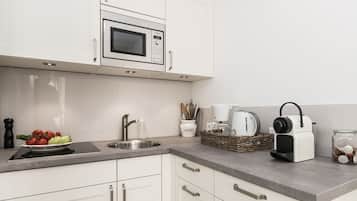 Kühlschrank, Mikrowelle, Herdplatte, Wasserkocher mit Kaffee-/Teezubehör