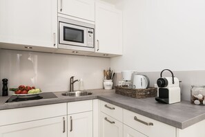 Kühlschrank, Mikrowelle, Herdplatte, Wasserkocher mit Kaffee-/Teezubehör