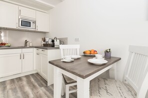 Dining - Comfortable vacation apartment in Westerland with modern furnishings and parking space (Westerland)