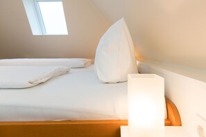 1 bedroom, free WiFi, bed sheets - Comfortable apartment with balcony and private parking space (Wenningstedt)