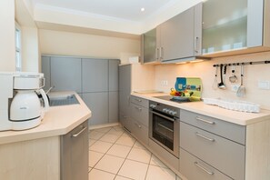 Fridge, oven, stovetop, dishwasher - Comfortable apartment with balcony and private parking space (Wenningstedt)