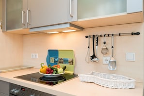 Fridge, oven, stovetop, dishwasher - Comfortable apartment with balcony and private parking space (Wenningstedt)