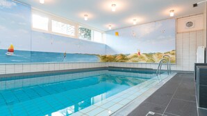 Una piscina con paredes y techo revestidos de azulejos.