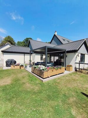 Terrace/patio - Lakeside wildlife retreat: Live nest cams, deer and private garden. Dog friendly (Saham Toney)