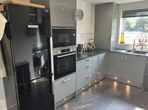 Fridge, microwave, oven, stovetop - Lakeside wildlife retreat: Live nest cams, deer and private garden. Dog friendly (Saham Toney)
