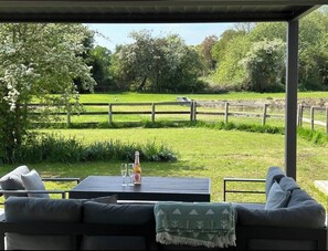 Outdoor dining - Lakeside wildlife retreat: Live nest cams, deer and private garden. Dog friendly (Saham Toney)