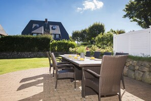 Outdoor dining - Beautiful and modern house in Alt- Westerland (Westerland)