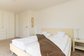 4 bedrooms, free WiFi, bed sheets - Beautiful and modern house in Alt- Westerland (Westerland)
