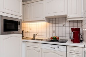 Køleskab, mikrobølgeovn, kogeplade, opvaskemaskine