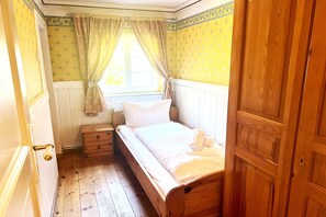 3 bedrooms, bed sheets