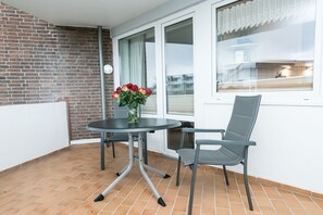Outdoor dining - Comfortable 2-room vacation apartment in the Nordmarkhof with balcony in Westerland (Westerland)