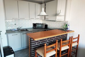 Fridge, oven, stovetop, dishwasher - Comfortable vacation apartment with balcony in Westerland (Westerland)
