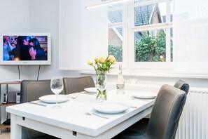 Dining - 3-room apartment on the ground floor in a quiet location in Alt-Westerland (Westerland)