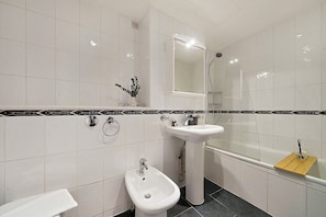 Apartment, Non Smoking | Bathroom - Hertford Flat 12 (London)