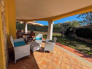 Outdoor dining - Villa Sa Fina (Costa Rei)