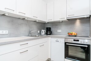 Fridge, microwave, oven, stovetop - Modern vacation apartment with sauna and heated indoor pool in Westerland (Westerland)