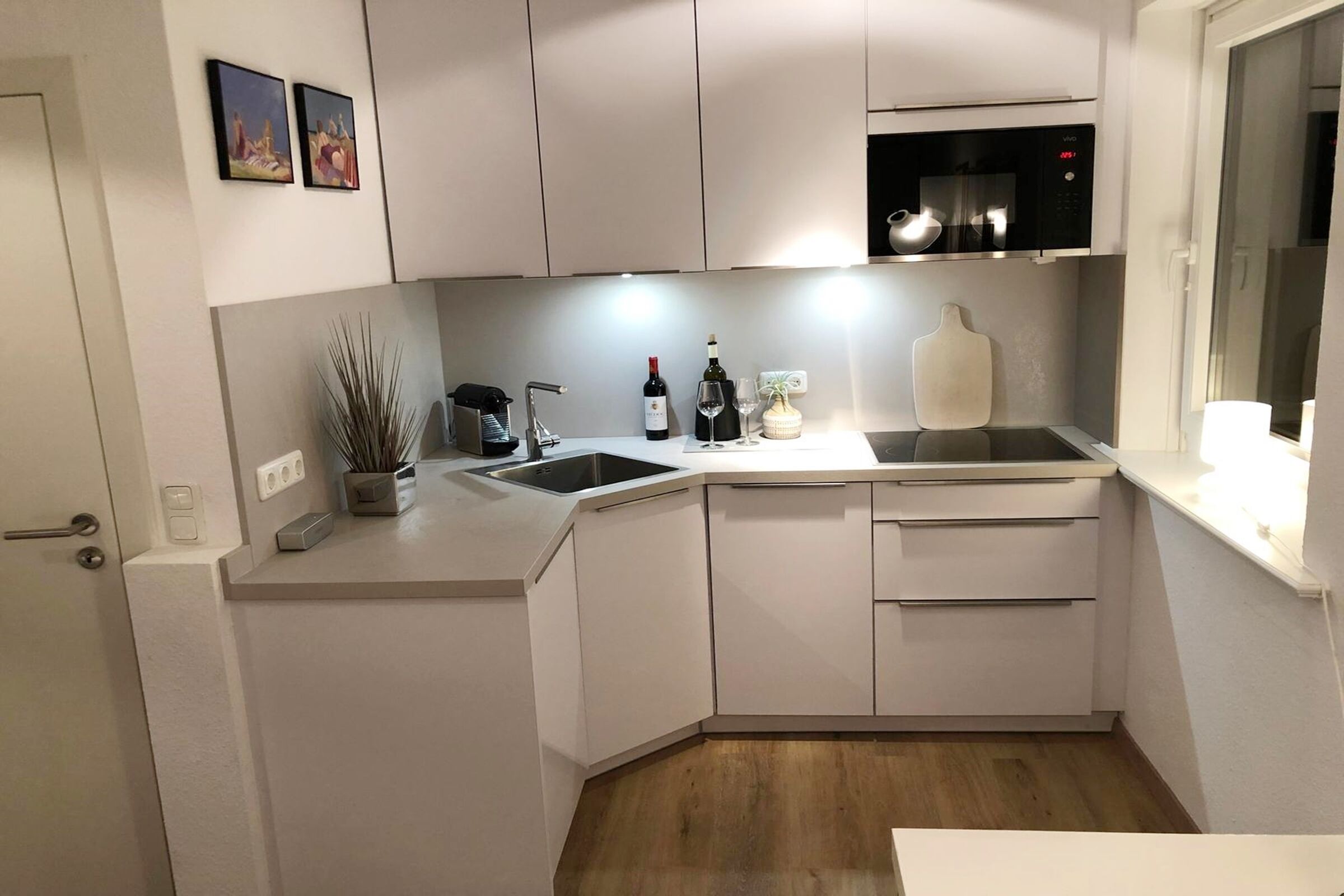 Frigorifero, microonde, piano cottura, lavastoviglie