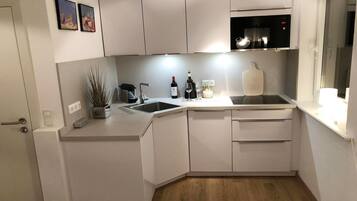 Frigorifero, microonde, piano cottura, lavastoviglie