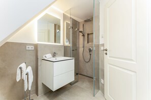 Shower, towels - This beautiful and new terraced house is centrally located in Westerland (Westerland)