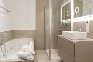 Hair dryer, towels - Exclusive thatched house in Wenningstedt with sauna, garden and modern furnishings (Wenningstedt)