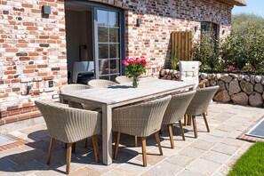 Outdoor dining - Exclusive thatched house in Wenningstedt with sauna, garden and modern furnishings (Wenningstedt)