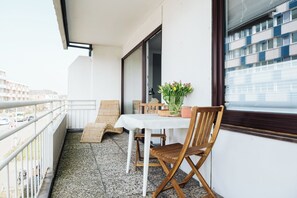 Outdoor dining - Modern vacation apartment with sauna and heated indoor pool in Westerland (Westerland)