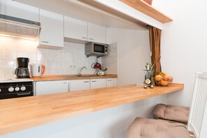 Fridge, microwave, oven, stovetop - Cozy vacation apartment with sauna and heated indoor pool in Westerland (Westerland)