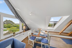 Dining - Comfortable vacation apartment Liiger Hörn DG in Tinnum with sauna and garden (Tinnum)