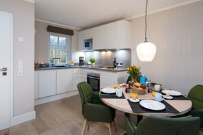 Fridge, microwave, oven, stovetop - Bright, modern vacation apartment in the south of Westerland (Westerland)